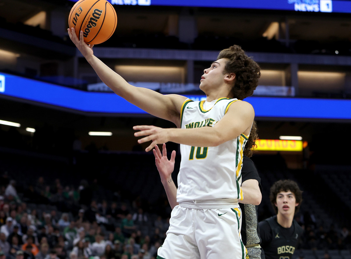 SRV's Mason Thomas with a sweet finger roll helped the Wolves close the gap. 
